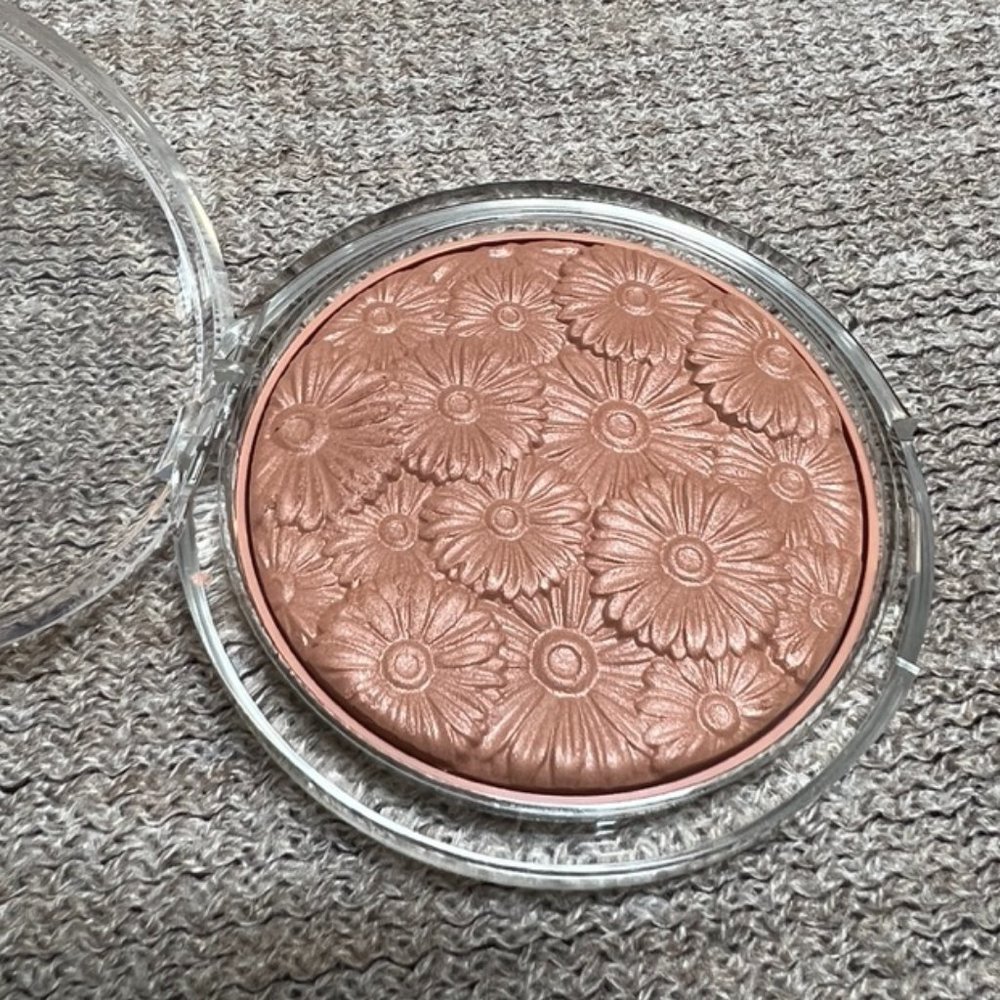 Clinique Powder Pop Flower Bronzer - Picture 9 of 9
